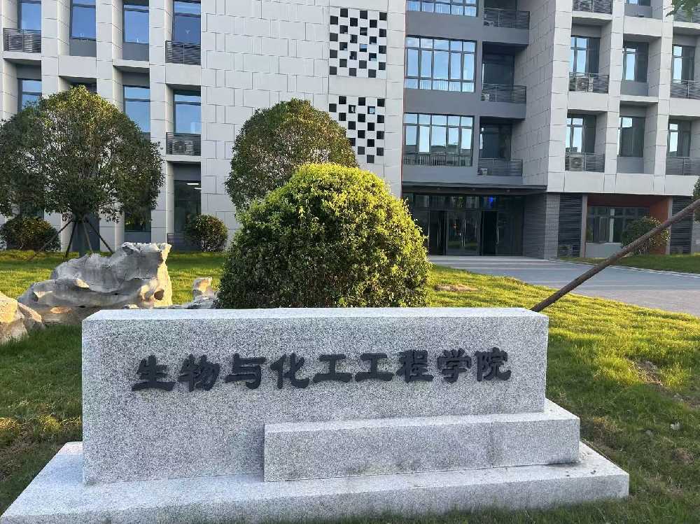 理塘县扬州职业大学体育场高杆灯项目